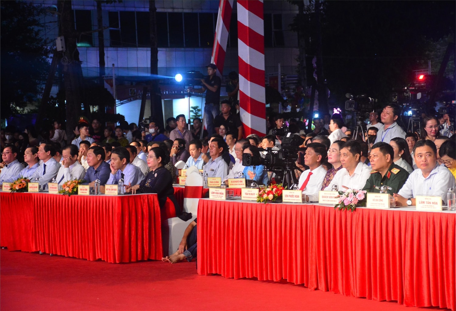 Các đại biểu tham dự lễ khai mạc