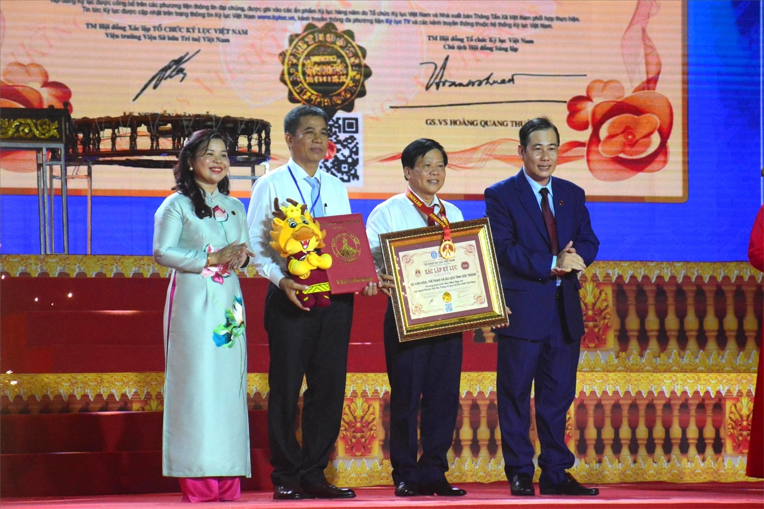 Sở Văn hóa, Thể thao và Du lịch Sóc Trăng đón nhận Kỷ lục trình diễn nhạc ngũ âm có quy mô lớn nhất Việt Nam
