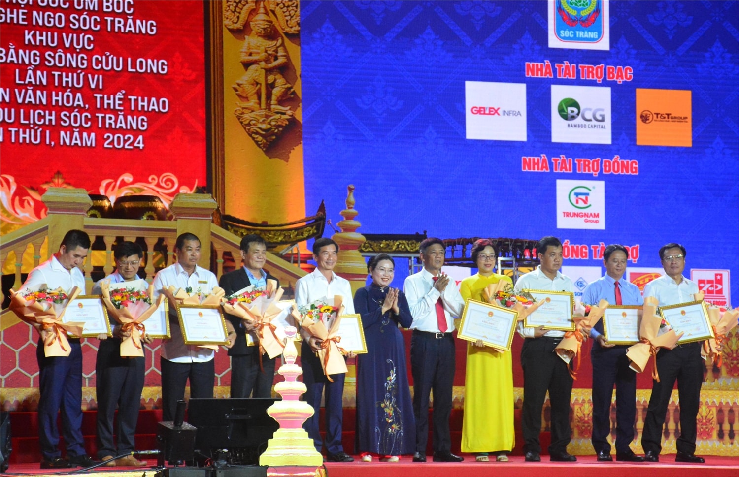 Lãnh đạo tỉnh Sóc Trăng tặng hoa và bằng khen cho các đơn vị tài trợ lễ hội