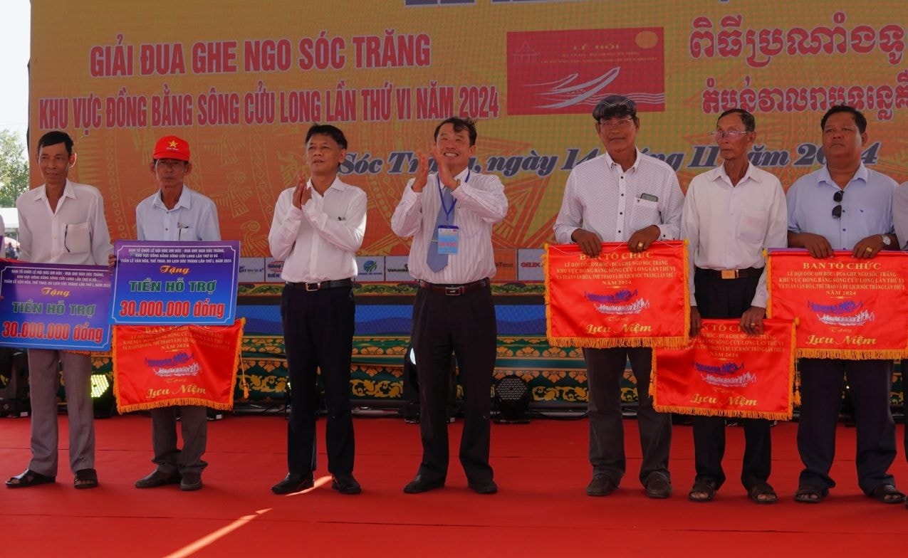 Lãnh đạo Tỉnh ủy Sóc Trăng trao cờ lưu niệm và tiền hỗ trợ cho các đội ghe Ngo. Lãnh đạo Tỉnh ủy Sóc Trăng trao cờ lưu niệm và tiền hỗ trợ cho các đội ghe Ngo.