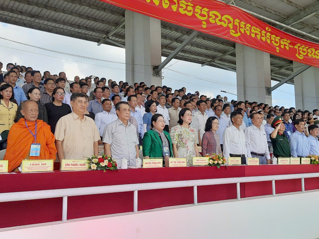 Các đại biểu tham dự khai mạc giải đua ghe Ngo Các đại biểu tham dự khai mạc giải đua ghe Ngo