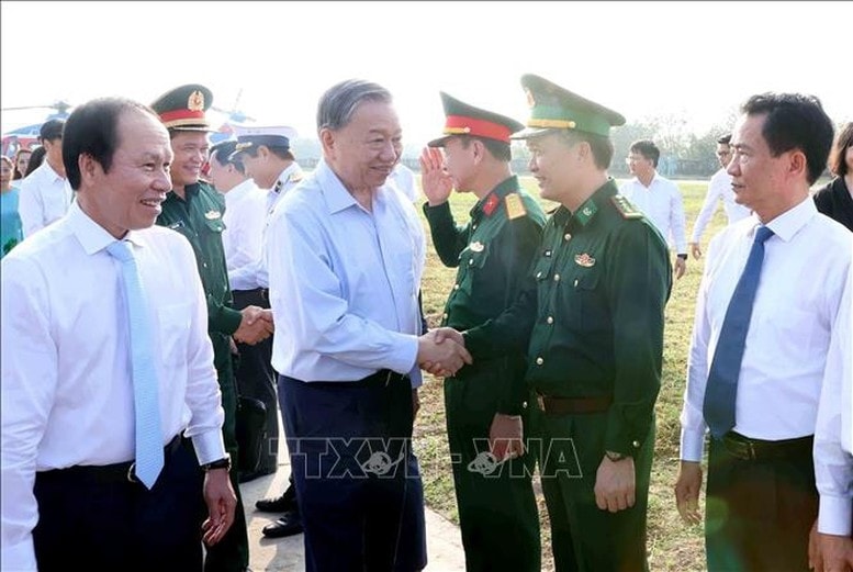 Tổng Bí thư Tô Lâm thăm hỏi cán bộ huyện đảo Bạch Long Vĩ - Ảnh: TTXVN