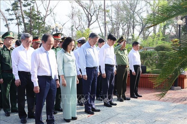 Tổng Bí thư và các đại biểu tưởng niệm các anh hùng liệt sĩ tại huyện đảo Bạch Long Vĩ - Ảnh: TTXVN