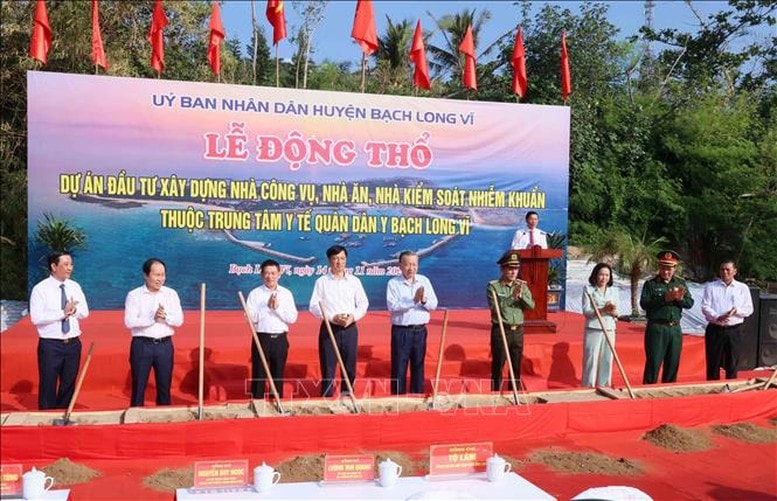 Tổng Bí thư và các đại biểu thực hiện nghi thức động thổ dự án đầu tư xây dựng nhà công vụ, nhà kiểm soát nhiễm khuẩn thuộc Trung tâm Y tế quân-dân-y huyện đảo Bạch Long Vĩ - Ảnh: TTXVN