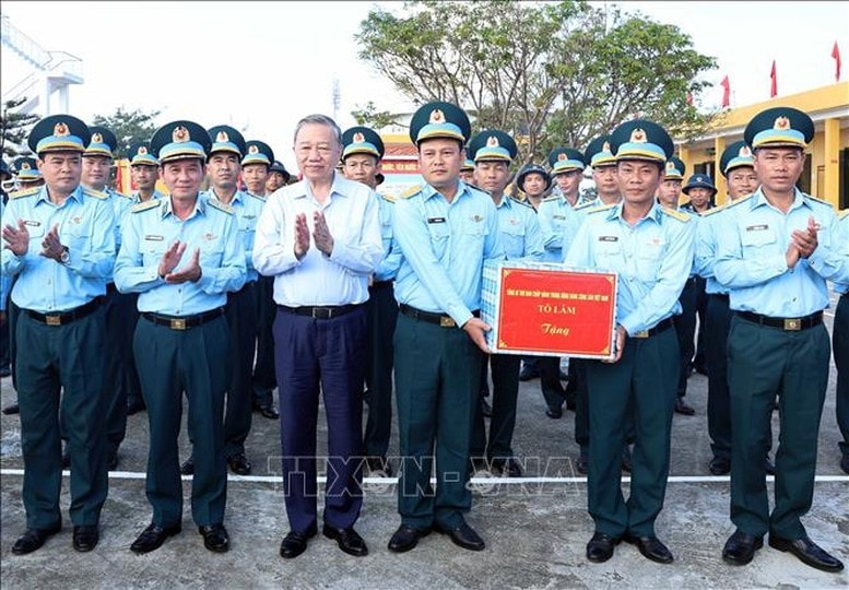 Tổng Bí thư thăm, tặng quà cán bộ, chiến sĩ Trạm Ra đa 27 tại huyện đảo Bạch Long Vĩ - Ảnh: TTXVN