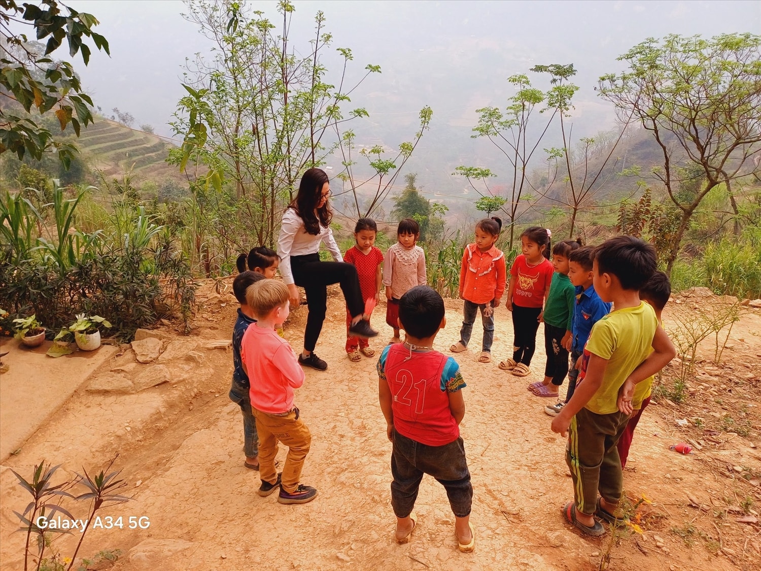 Cô giáo Ma Phương Thảo – Trường Phổ thông Dân tộc bán trú Tiểu học Xín Cái cùng các em học sinh trong buổi học ngoài trời giữa khung cảnh núi rừng. Cô giáo Ma Phương Thảo – Trường Phổ thông Dân tộc bán trú Tiểu học Xín Cái cùng các em học sinh trong buổi học ngoài trời giữa khung cảnh núi rừng.