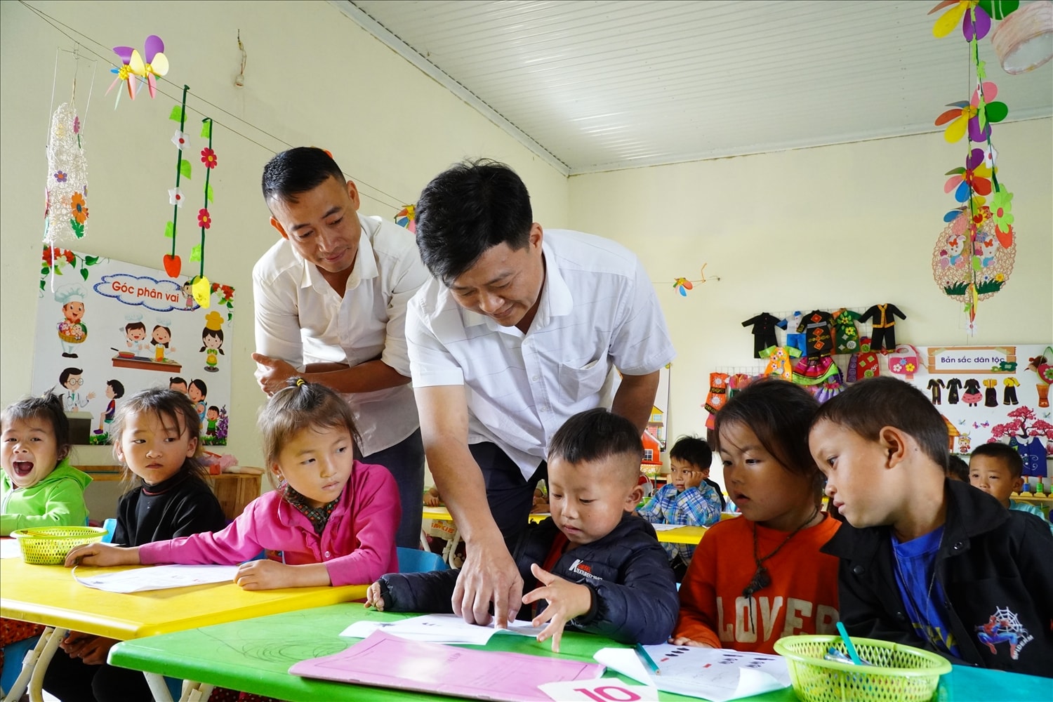 Lãnh đạo huyện Mèo Vạc kiểm tra công tác giáo dục tại điểm trường Kho Tấu, xã Pả Vi. Lãnh đạo huyện Mèo Vạc kiểm tra công tác giáo dục tại điểm trường Kho Tấu, xã Pả Vi.
