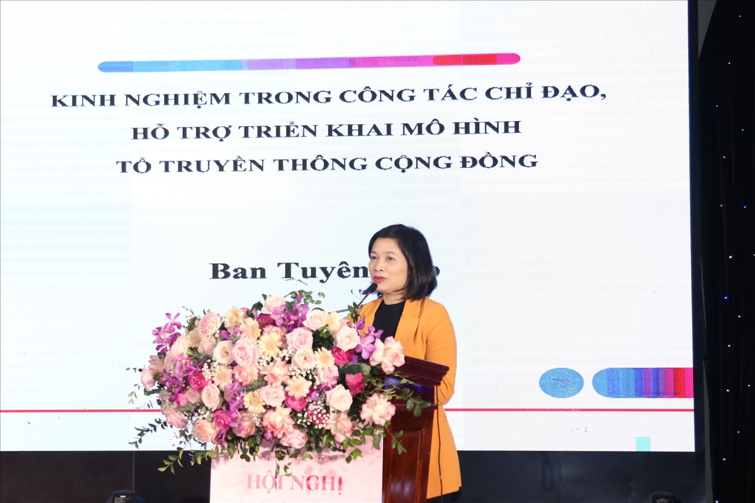 Bà Nguyễn Thị Kim Dung, Trưởng Ban Tuyên giáo, Hội LHPN Việt Nam phát biểu tham luận tại Hội nghị