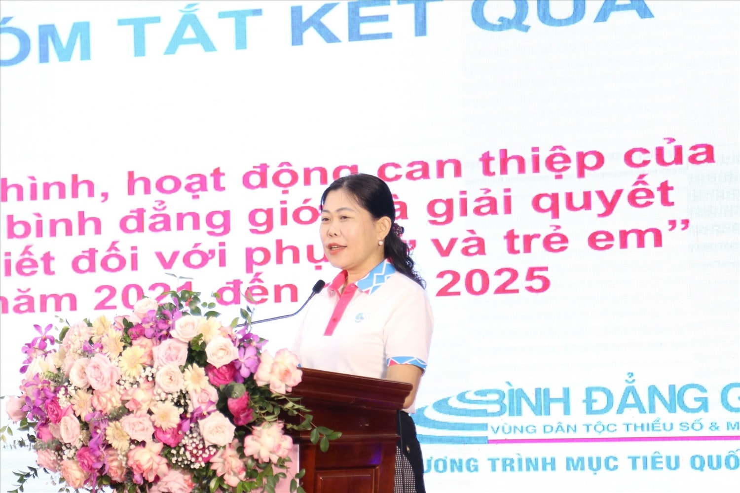 Bà Lò Thị Thu Thủy, Trưởng Ban Dân tộc - Tôn giáo phát biểu tại Hội nghị