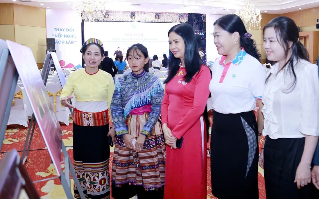 Các đại biểu tham quan triển lãm