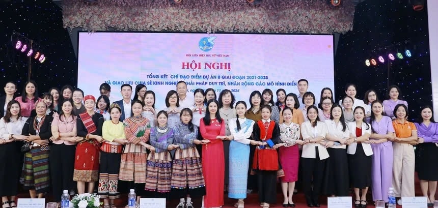 Các đại biểu chụp ảnh lưu niệm tại Hội nghị