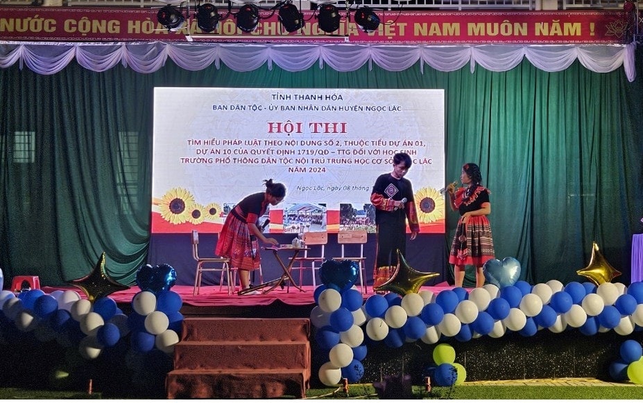 Phần thi Sân khấu hóa nói về luật hôn nhân gia đình của các em học sinh Trường Phổ thông Dân tộc nội trú THCS huyện Ngọc Lặc