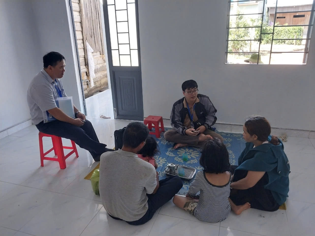 Giám sát viên thực hiện hoạt động giám sát điều tra thực hiện thu thập thông tin tại hộ gia đình