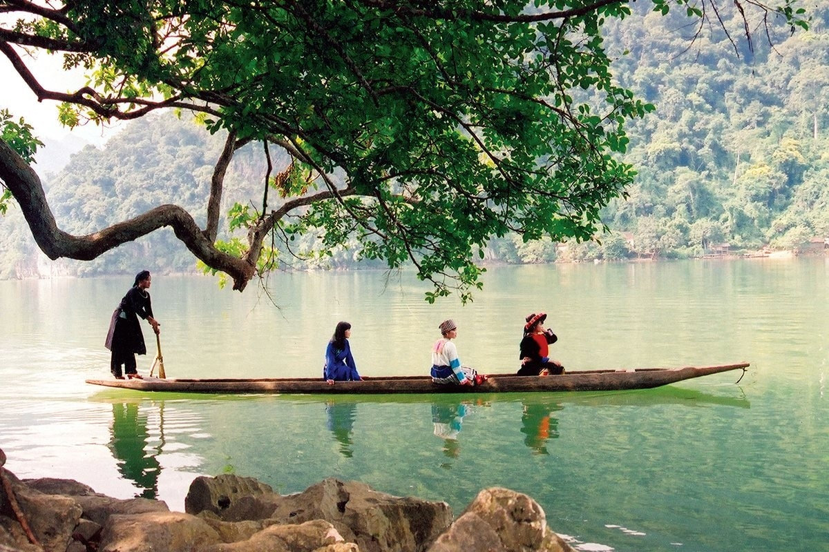 Du khách tham quan hồ Ba Bể.