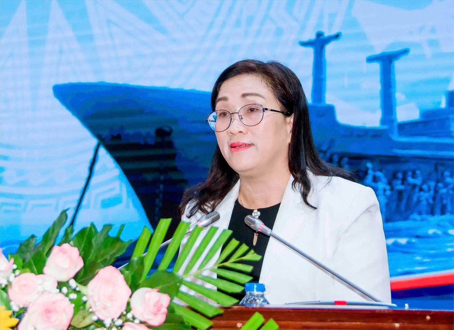 Phó trưởng Ban Tuyên giáo Trung ương Đinh Thị Mai  phát biểu tại hội thảo