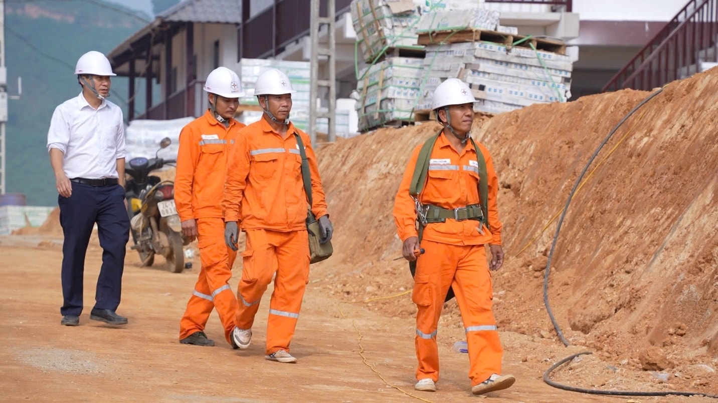 Lãnh đạo và công nhân Điện lực Bảo Yên thực hiện nhiệm vụ tại Làng Nủ Lãnh đạo và công nhân Điện lực Bảo Yên thực hiện nhiệm vụ tại Làng Nủ