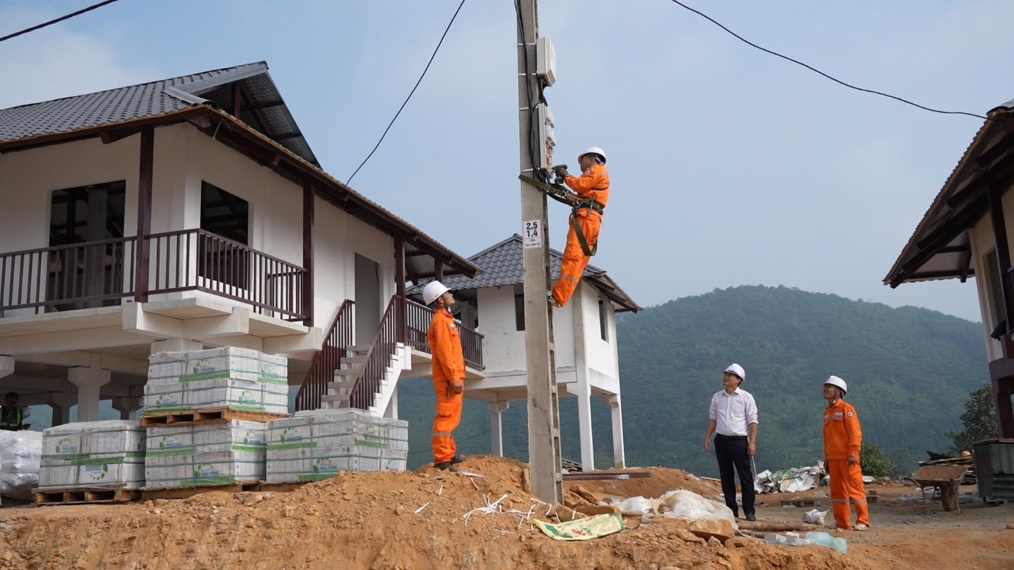 Công nhân điện lực Bảo Yên thực hiện đấu dây sau công tơ Công nhân điện lực Bảo Yên thực hiện đấu dây sau công tơ