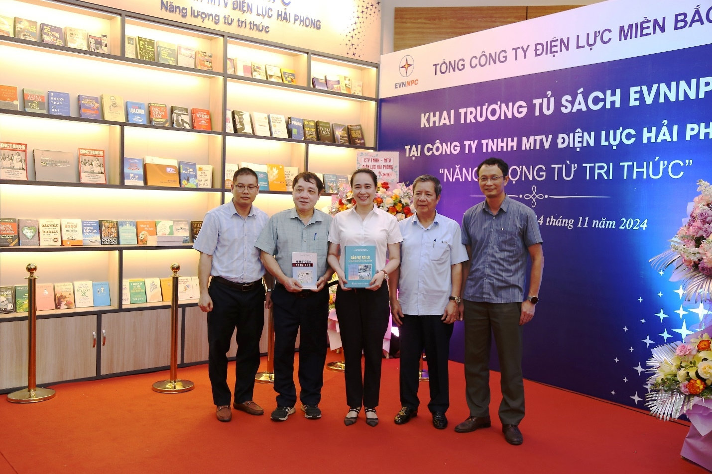 Trường Quản trị và Kinh doanh, Đại học Quốc gia Hà Nội, cùng trường Đại học Kỹ thuật Công nghiệp Thái Nguyên đã trao tặng những đầu sách quý giá, nhằm đóng góp vào việc phát triển văn hóa đọc và hỗ trợ sự phát triển triển kiến thức của cán bộ EVNNPC.