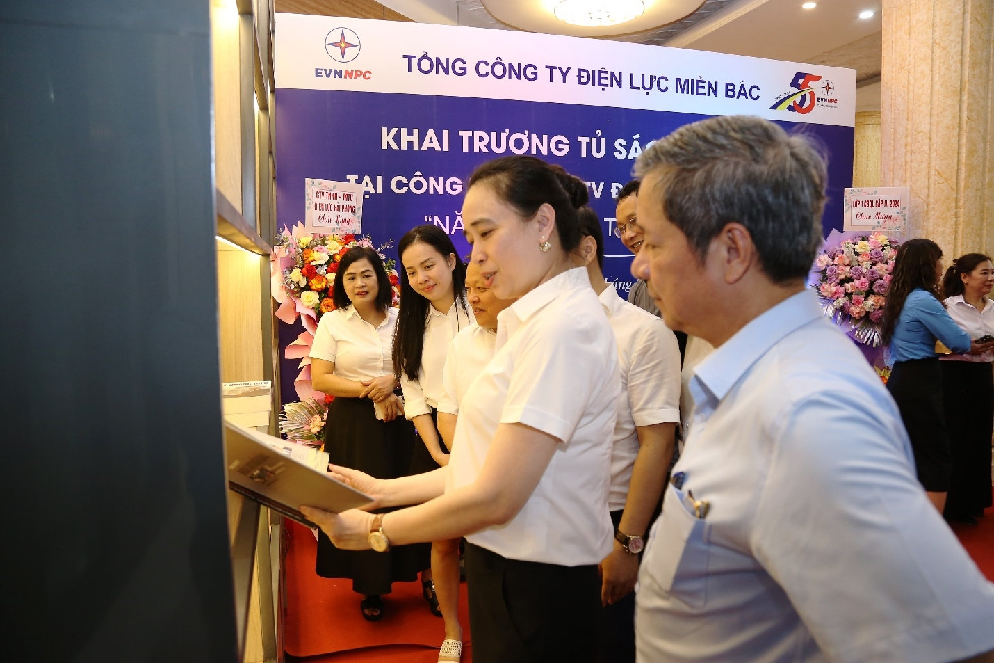 Bà Đỗ Nguyệt Ánh, Bí thư Đảng ủy, Chủ tịch HĐTV EVNNPC cùng các đại biểu tham quan không gian trưng bày sách