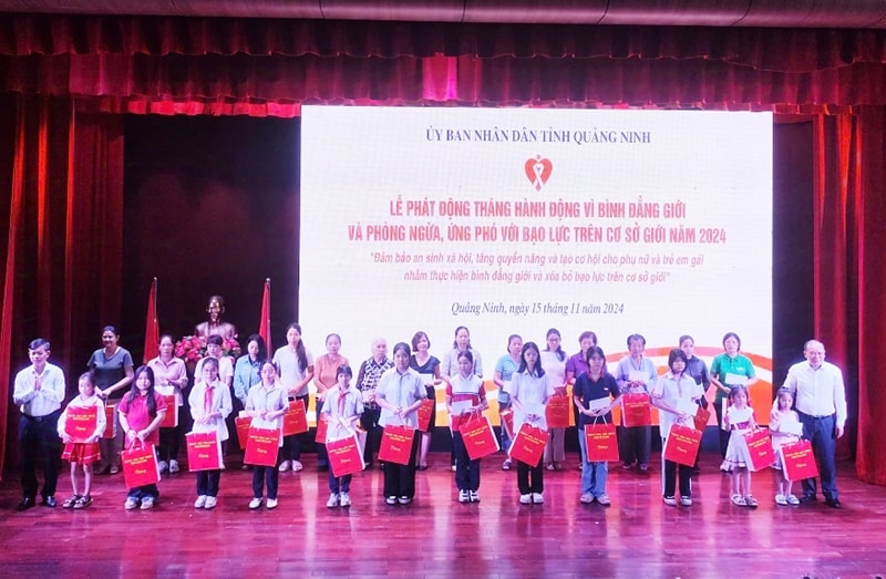 Lãnh đạo Sở Lao động, Thương binh và Xã hội tỉnh Quảng Ninh trao quà phụ nữ, trẻ em có hoàn cảnh khó khăn Lãnh đạo Sở Lao động, Thương binh và Xã hội tỉnh Quảng Ninh trao quà phụ nữ, trẻ em có hoàn cảnh khó khăn