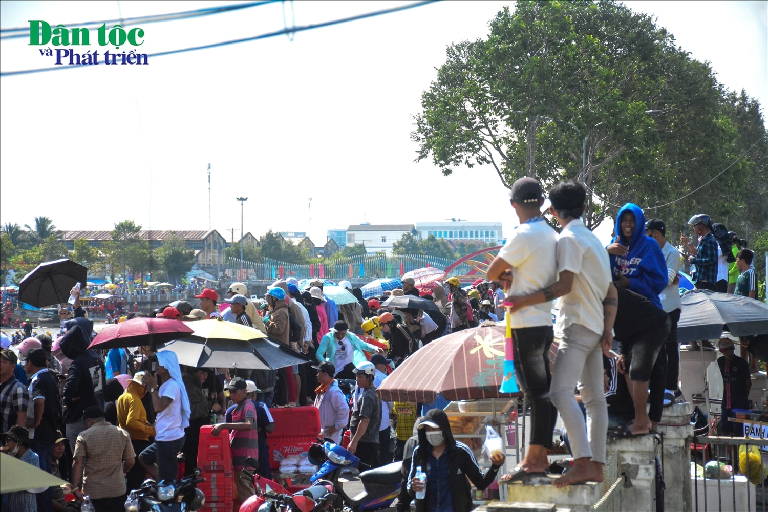 Bà con Khmer tập trung hai bên bờ sông Maspéro để cổ vũ cho các đội đua ghe Ngo tranh tài tại giải Đua ghe Ngo Sóc Trăng khu vực khu vực đồng bằng sông Cửu Long.