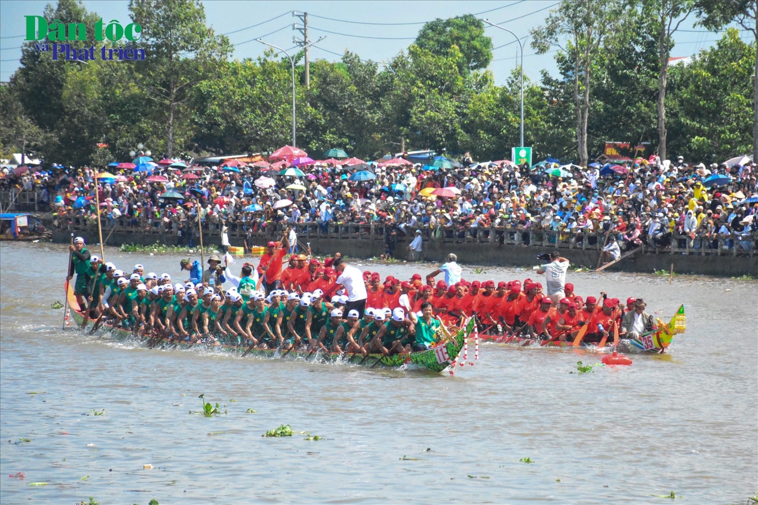Hàng nghìn vận động viên của các đội đua tham gia Giải đua ghe Ngo Sóc Trăng khu vực đồng bằng sông Cửu Long năm 2024.
