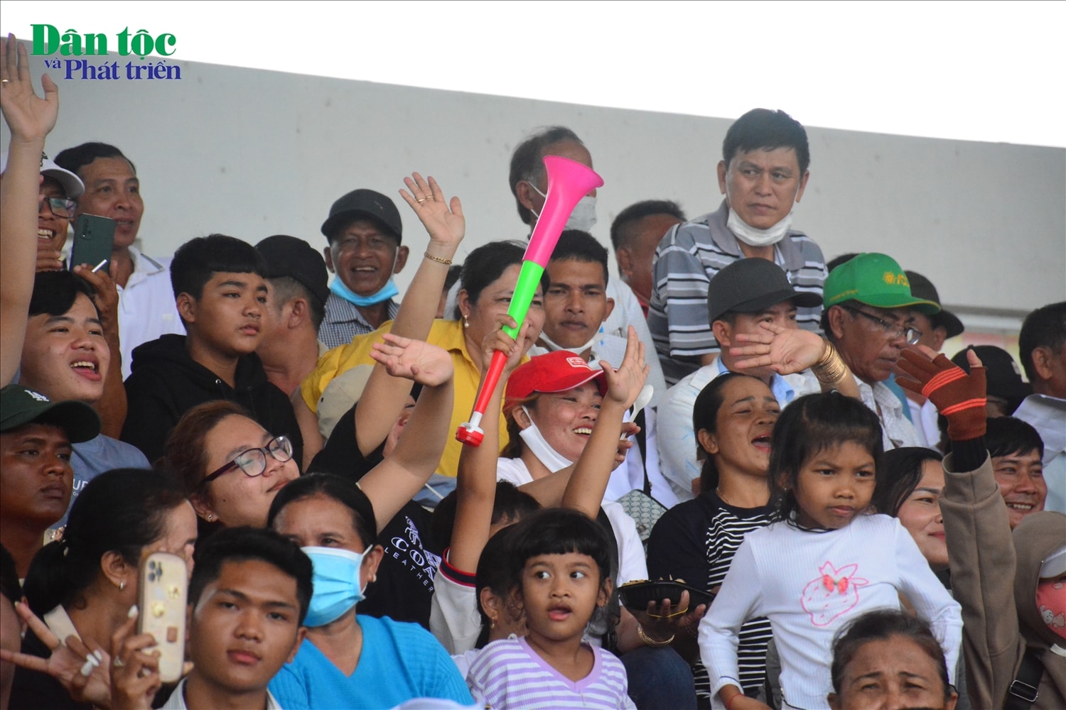 Bà con Khmer hào hứng cổ vũ các đội đua tại giải Đua ghe Ngo Sóc Trăng khu vực khu vực đồng bằng sông Cửu Long.