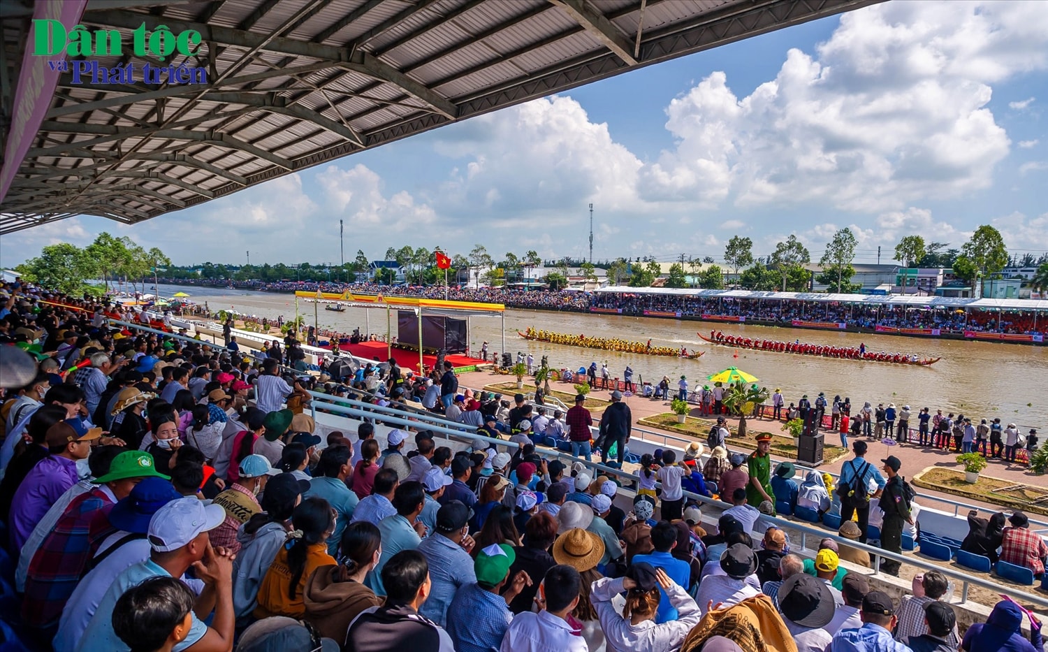 Quang cảnh Giải đua ghe Ngo Sóc Trăng khu vực đồng bằng sông Cửu Long năm 2024.
