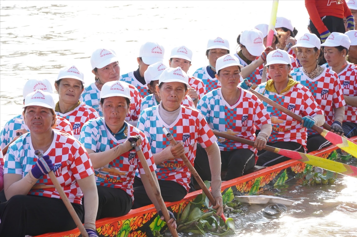Những bóng hồng trên đường đua sông nước.