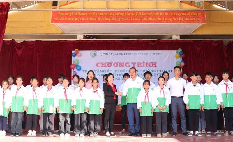 Đại diện lãnh đạo Quỹ Bảo vệ và Phát triển rừng tỉnh Điện Biên trao áo ấm tặng học sinh Trường Phổ thông dân tộc bán trú Trung học cơ sở Ma Thì Hồ. Đại diện lãnh đạo Quỹ Bảo vệ và Phát triển rừng tỉnh Điện Biên trao áo ấm tặng học sinh Trường Phổ thông dân tộc bán trú Trung học cơ sở Ma Thì Hồ.