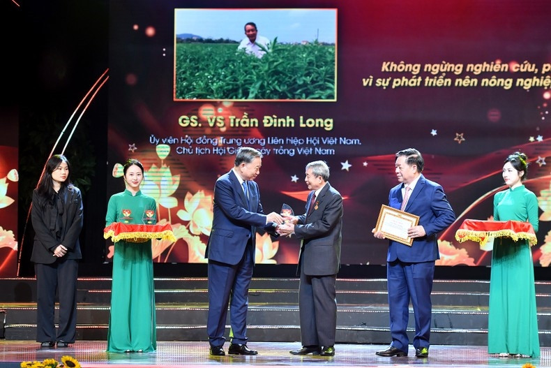 Tổng Bí thư Tô Lâm trao kỷ niệm chương cho điển hình tiêu biểu(Ảnh Đăng Khoa)