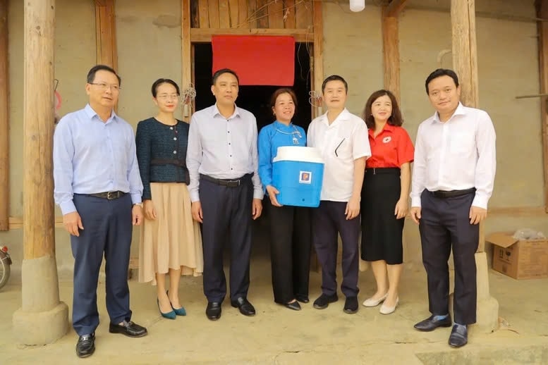 Đoàn công tác đến thăm và trao bình lọc nước tại hộ dân xã Na Hối, huyện Bắc Hà, tỉnh Lào Cai.