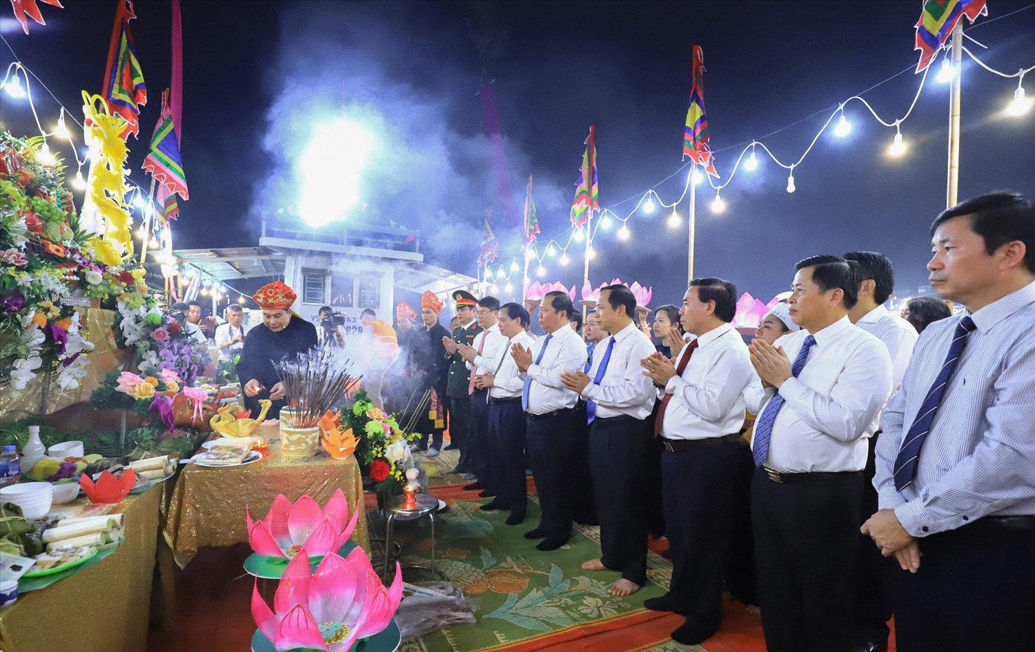 Dự buổi lễ ông Nguyễn Phi Long - Bí thư Tỉnh ủy Hòa Bình, ông Bùi Đức Hinh - Chủ tịch HĐND tỉnh, ông Bùi Văn Khánh - Chủ tịch UBND tỉnh Hòa Bình cùng các lãnh đạo Sở, Ban ngành, lãnh đạo các địa phương trên địa bàn tỉnh.