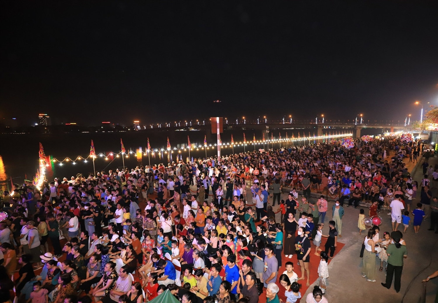 Buổi Lễ thu hút hàng nghìn người dân, du khách đến từ các địa phương trong và ngoài tỉnh tham gia