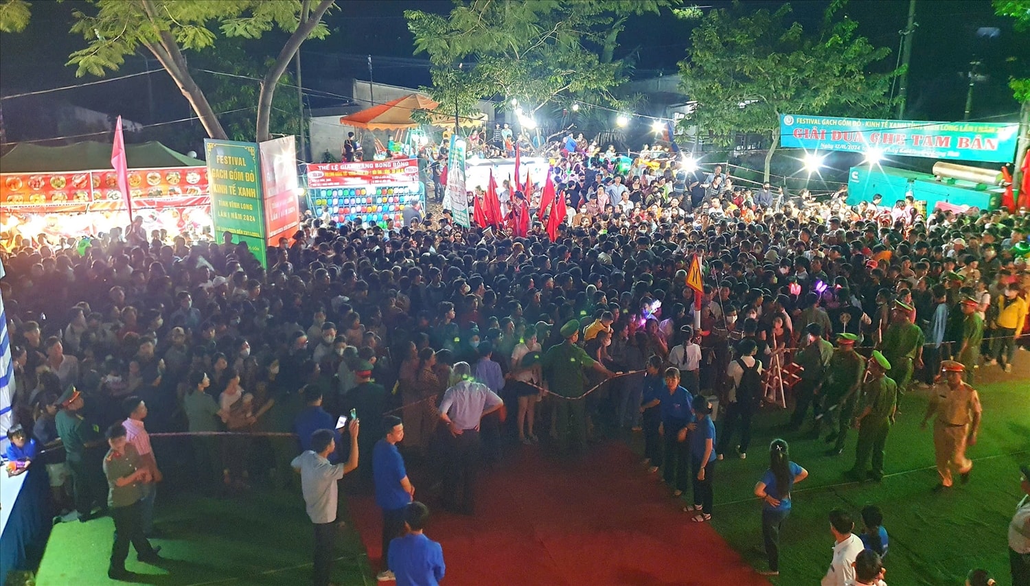 Đông đảo người dân đi Festival Gạch Gốm Đỏ - Kinh tế Xanh lần I