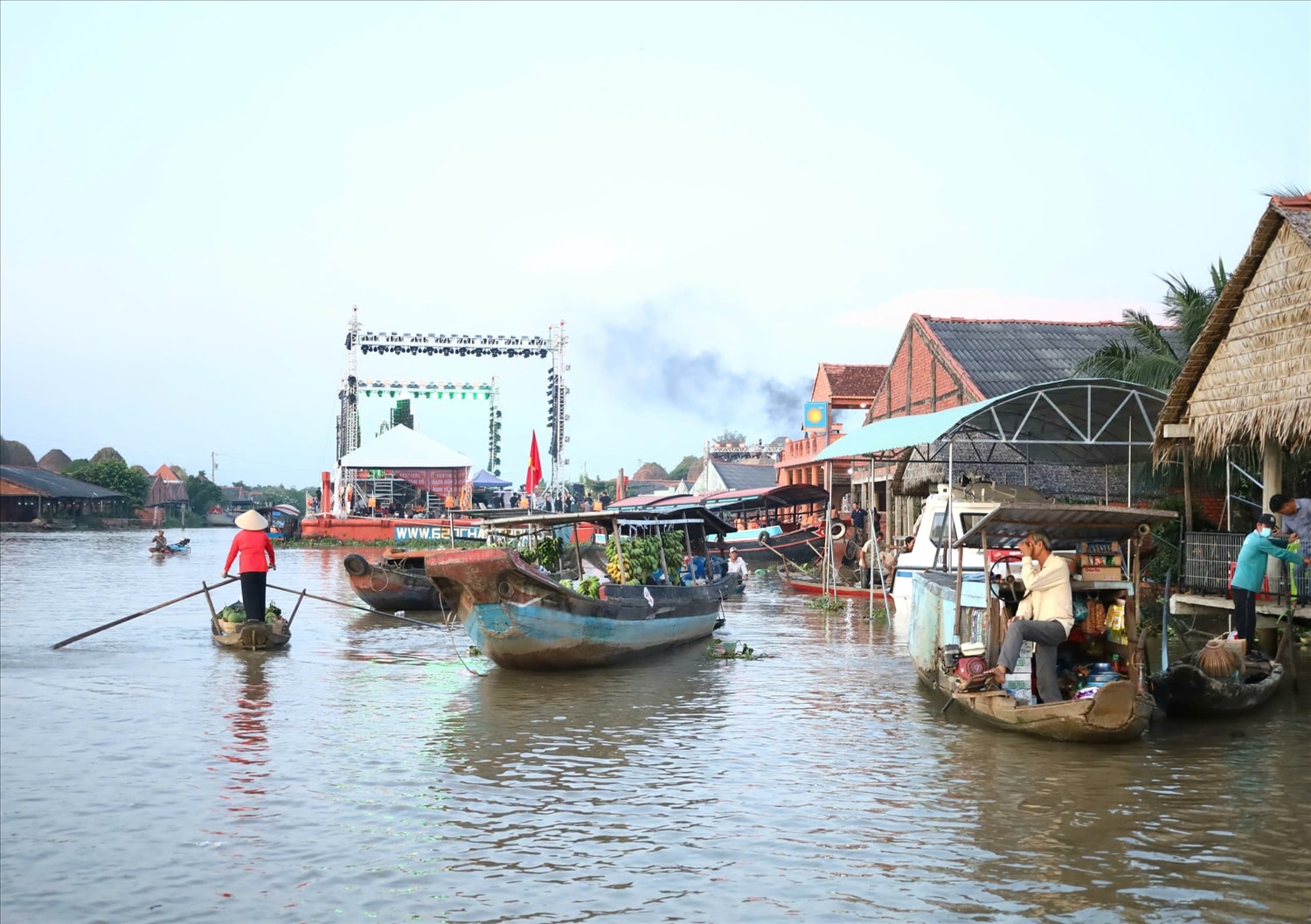 Làng nghề sản xuất gạch, gốm kênh Thầy Cai, huyện Mang Thít, tỉnh Vĩnh Long
