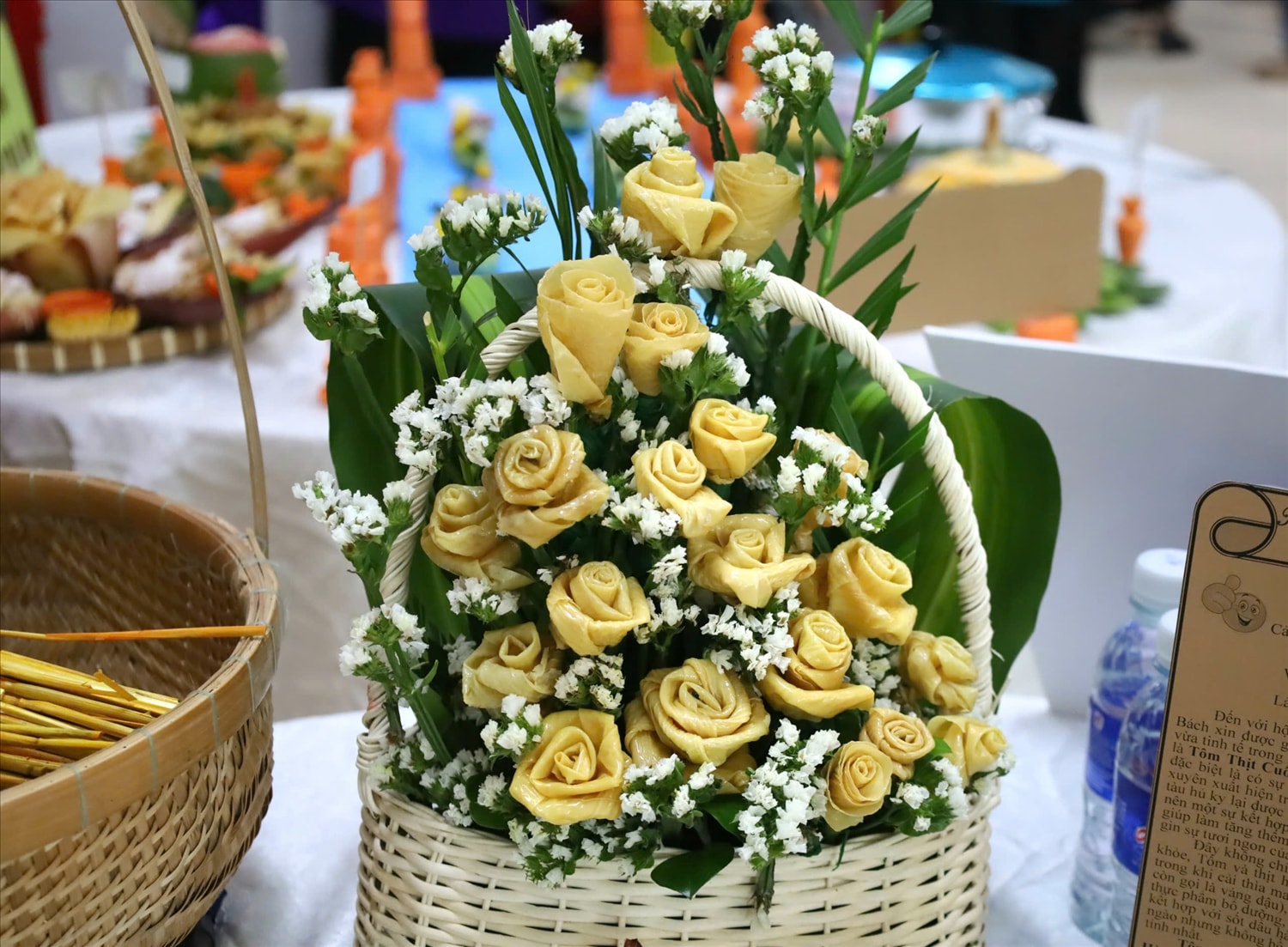 Tạo hình lẵng hoa bắt mắt từ tàu hũ ky Mỹ Hòa - Bình Minh Tạo hình lẵng hoa bắt mắt từ tàu hũ ky Mỹ Hòa - Bình Minh