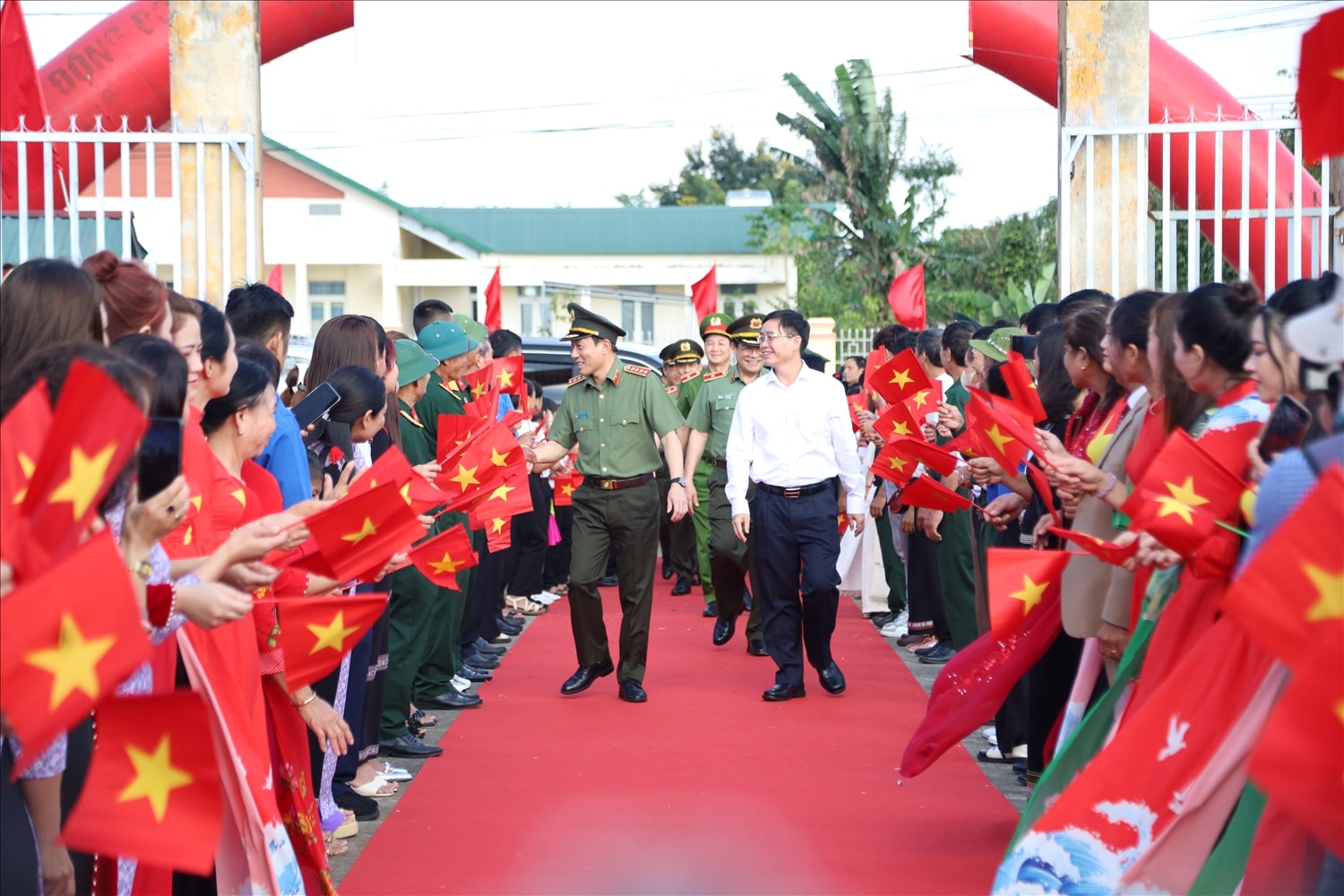 Nhân dân trên địa bàn chào đón các đại biểu Trung ương, đại biểu tỉnh về dự Ngày hội Nhân dân trên địa bàn chào đón các đại biểu Trung ương, đại biểu tỉnh về dự Ngày hội