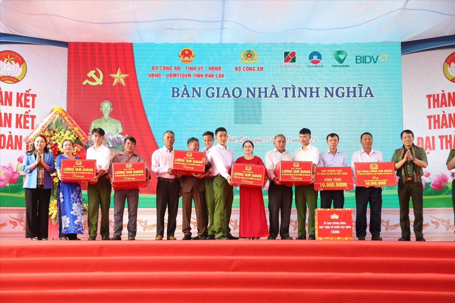 Bộ trưởng Bộ Công an Đại tướng Lương Tam Quang và Phó chủ tịch - Tổng Thư ký Ủy ban Trung ương MTTQ Việt Nam Nguyễn Thị Thu Hà trao quà cho các hộ gia đình Bộ trưởng Bộ Công an Đại tướng Lương Tam Quang và Phó Chủ tịch - Tổng Thư ký Ủy ban Trung ương MTTQ Việt Nam Nguyễn Thị Thu Hà trao quà cho các hộ gia đình