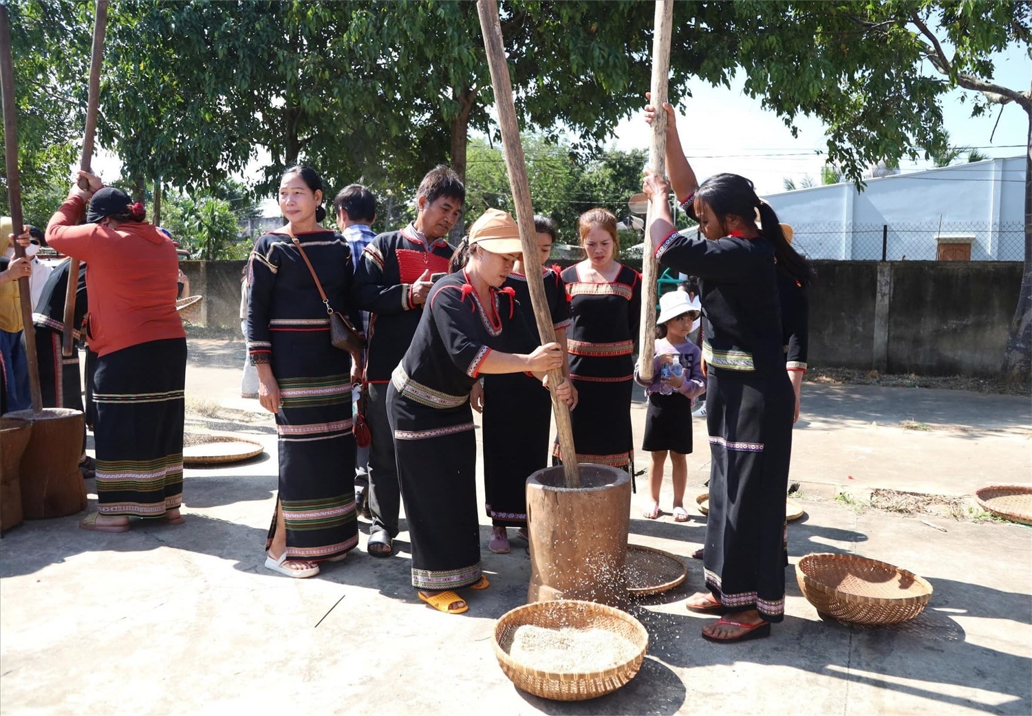 Nhân dân các dân tộc xã Ea Ktur vui Ngày hội Đại đoàn kết toàn dân tộc Nhân dân các dân tộc xã Ea Ktur vui Ngày hội Đại đoàn kết toàn dân tộc