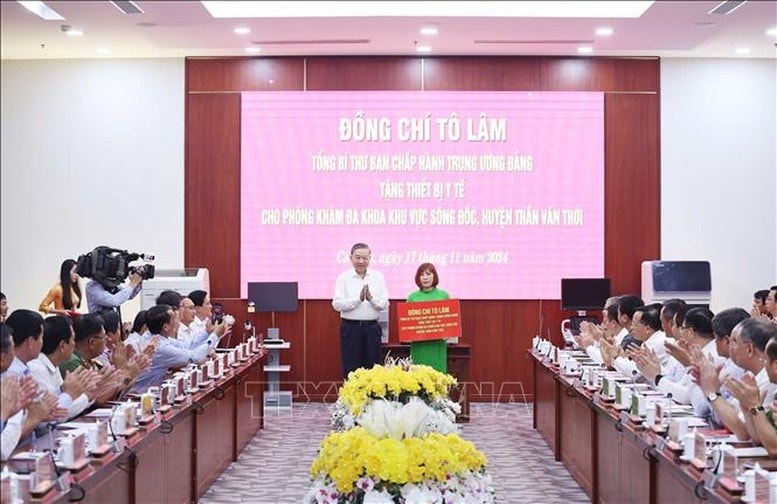 Tổng Bí thư Tô Lâm trao tặng quà là thiết bị y tế cho Phòng khám Đa khoa Khu vực Sông Đốc - Ảnh: TTXVN Tổng Bí thư Tô Lâm trao tặng quà là thiết bị y tế cho Phòng khám Đa khoa Khu vực Sông Đốc - Ảnh: TTXVN