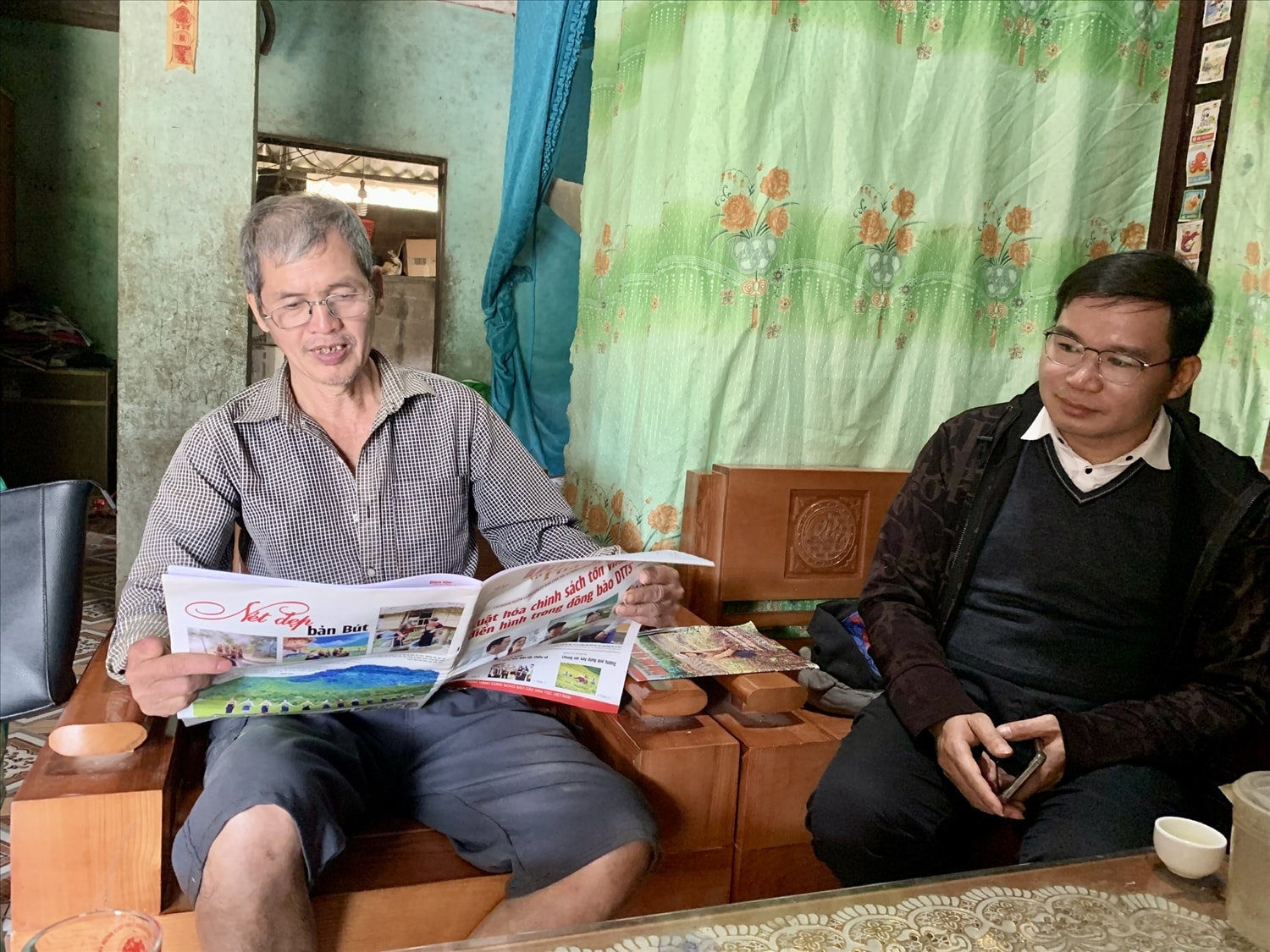 Ông Hà văn Quyền đọc Báo Dân tộc và Phát triển để cập nhật các chính sách dân tộc của Đảng và Nhà nước, những mô hình phát triển kinh tế hiệu quả để tuyên truyền đến bà con Nhân dân Ông Hà Văn Quyền đọc Báo Dân tộc và Phát triển để cập nhật các chính sách dân tộc của Đảng và Nhà nước, những mô hình phát triển kinh tế hiệu quả để tuyên truyền đến bà con Nhân dân