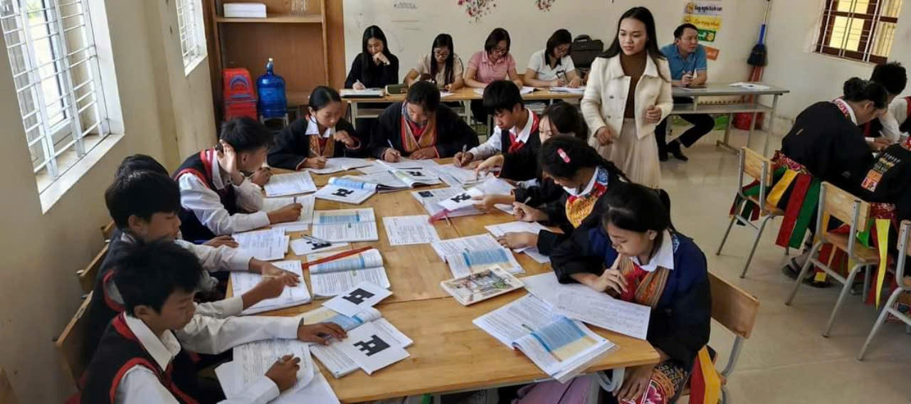 Cô Hoàng Thị Huế giảng dạy chuyên đề 
