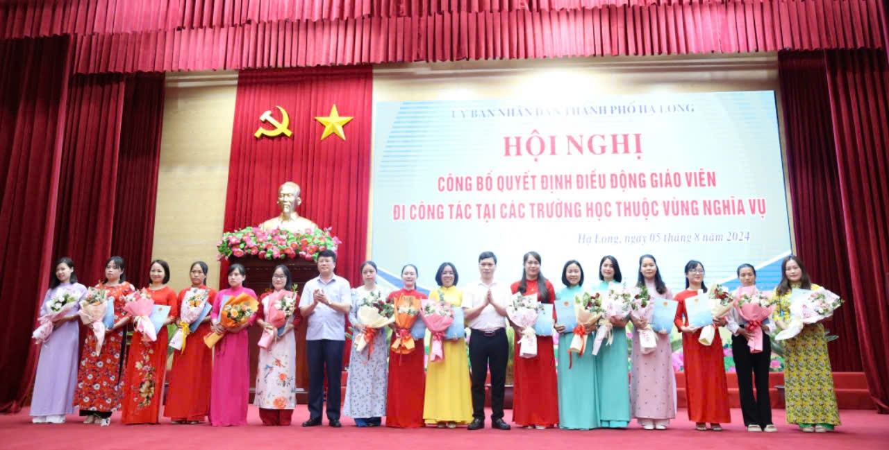 Lãnh đạo TP Hạ Long trao quyết định điều động giáo viên đi công tác tại các trường học thuộc vùng DTTS và miền núi