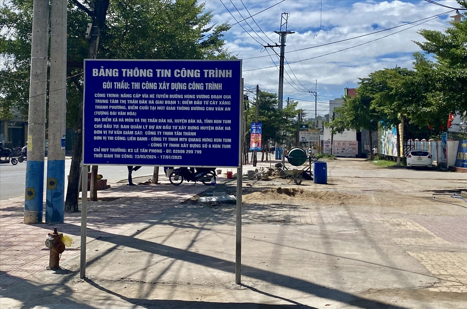 Công trình Nâng cấp vỉa hè tuyến đường Hùng Vương, đoạn qua trung tâm huyện Đăk Hà được khởi công từ ngày 01/6/2024 và cũng từ đây có nhiều ý kiến trái chiều trong Nhân dân 
