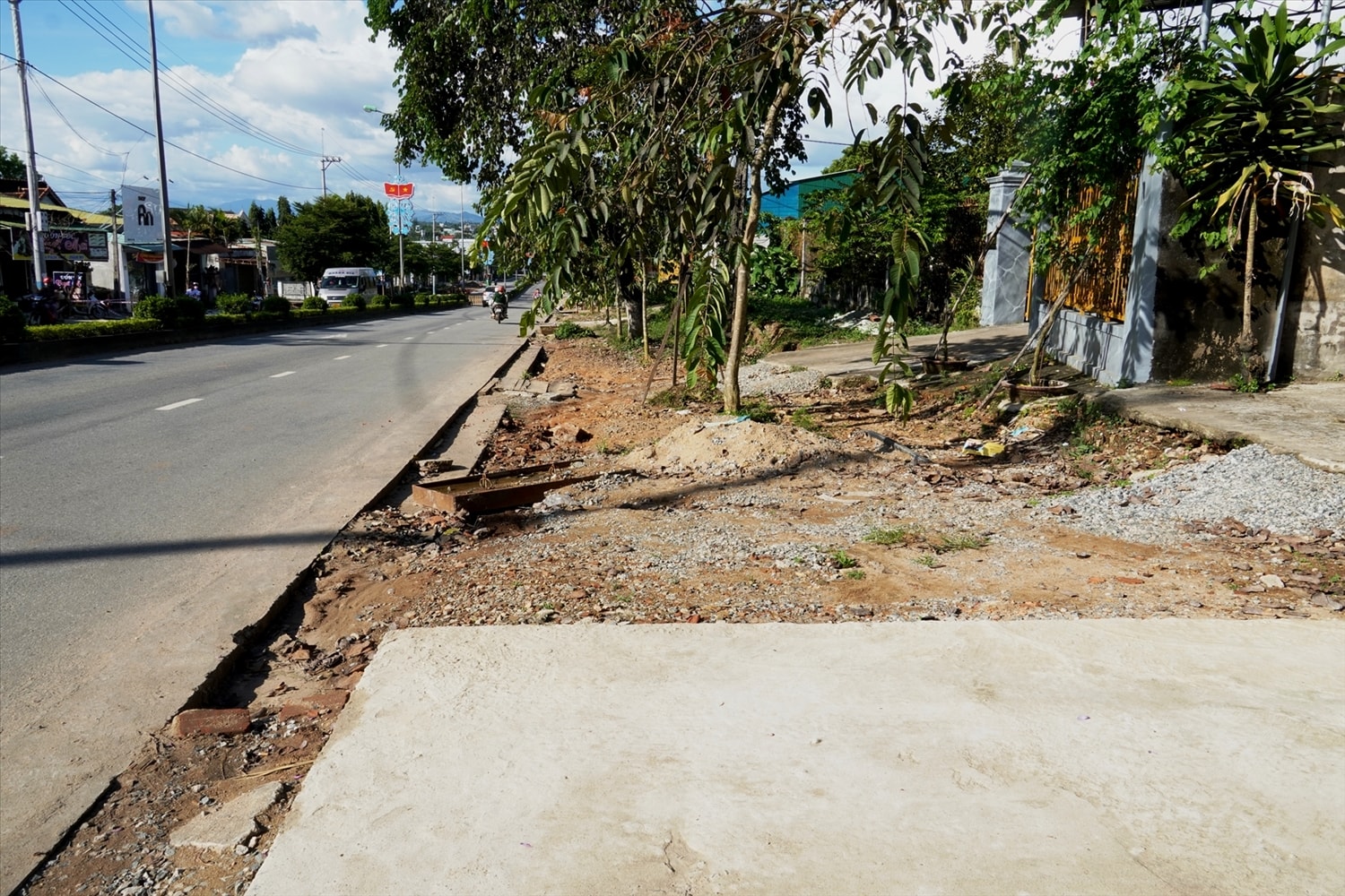 Việc hộ nào đã đóng tiền xã hội hóa thì được thi công trước, hộ nào chưa đóng thì để vỉa hè còn đất đá ngổn ngang đã gây ức chế trong Nhân dân