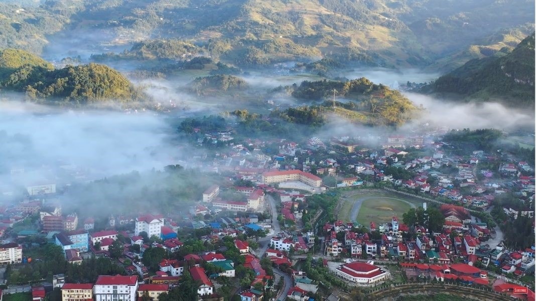 Sau sáp nhập, thị trấn Bắc Hà sẽ có không gian phát triển mới tiền đề để nâng cấp trở thành đô thị loại IV giai đoạn 2025 – 2030; đồng thời cũng mở ra cơ hội phát triển mới cho Tà Chải – một điểm sáng về DLCĐ trên cao nguyên trắng. (Trong ảnh: Thị trấn Bắc Hà bồng bềnh trong sương sớm)