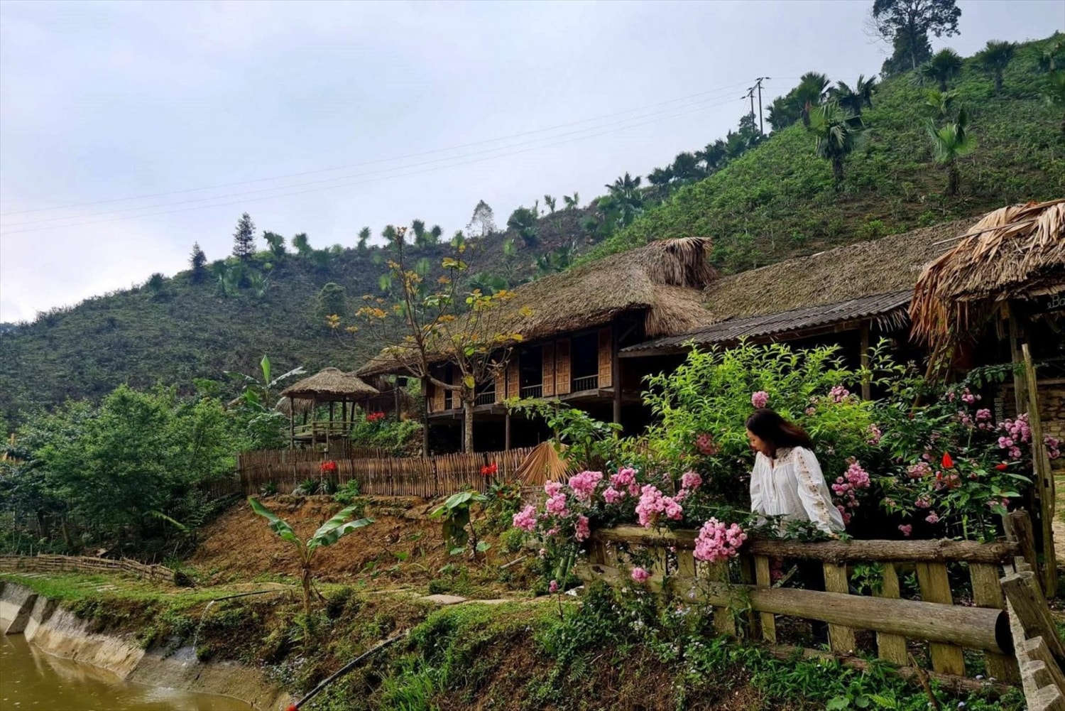Một trong những nguồn lực, đồng thời là động lực để Bản Liền nỗ lực vượt khó là tiềm năng DLCĐ. (Trong ảnh: Một góc homestay Bản Liền Pine ở xã Bản Liền)