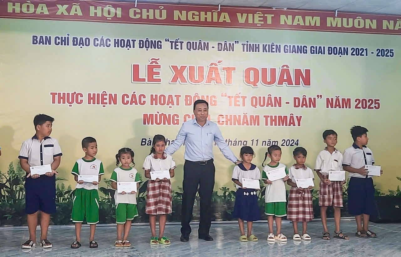 Trao trao học bổng học sinh dân tộc Khmer vượt khó học tốt