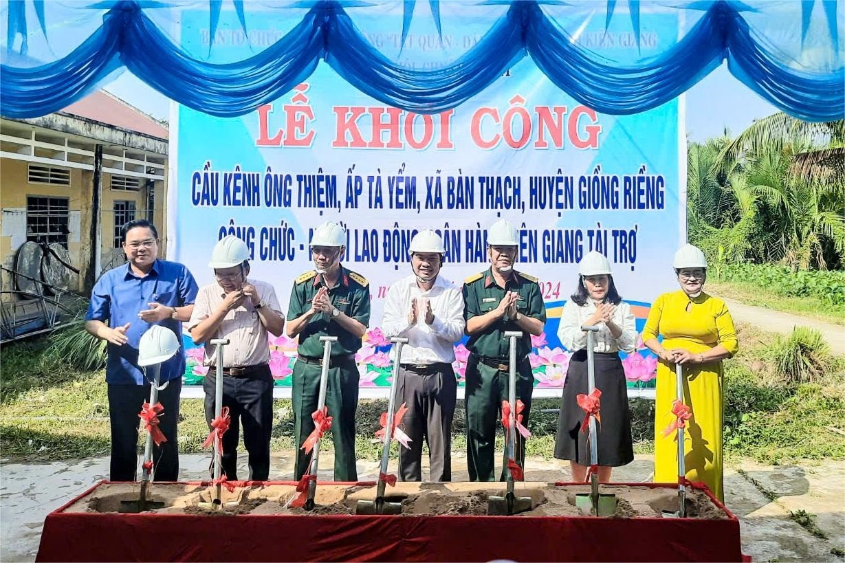 Các đại biểu làm lễ khởi công xây dựng cầu kênh ông Thiệm, ấp Tà Yểm, xã Bàn Thạch, Kiên Giang